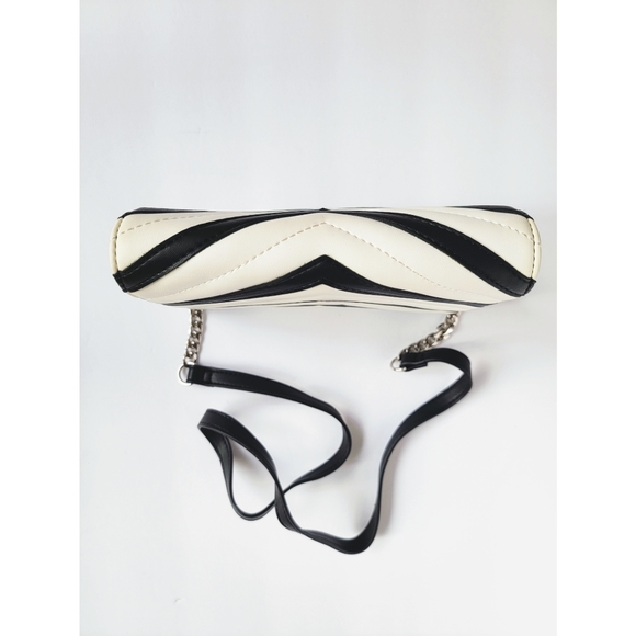 Express chevron stitch quilted crossbody bag - Picture 4 of 6